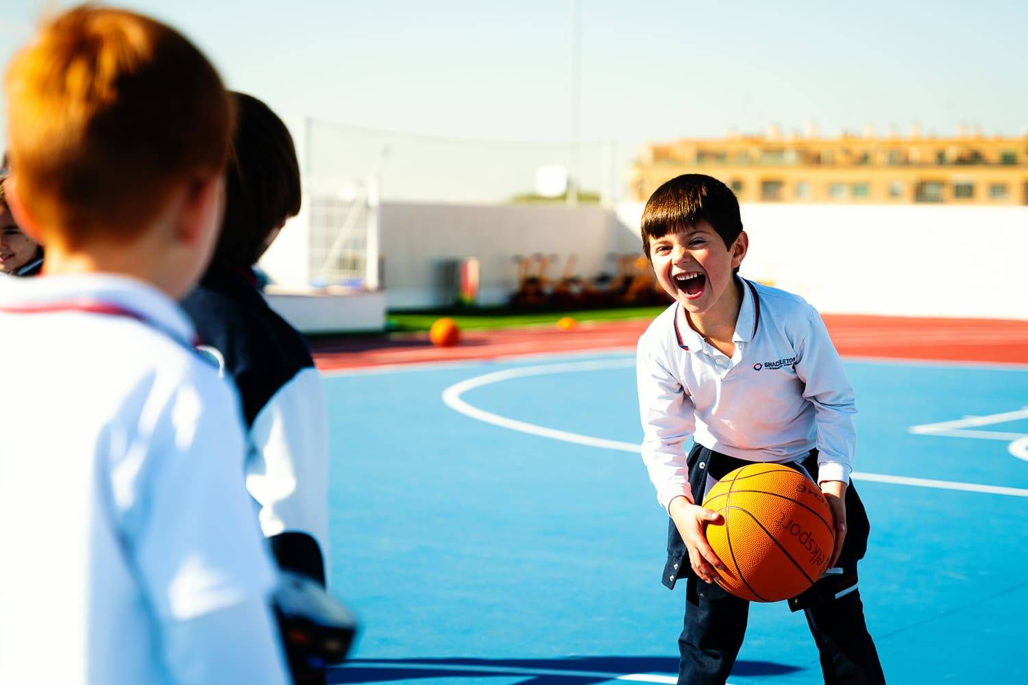 niños jugando a baloncesto en shackleton international school